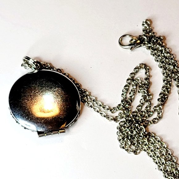 Silver Tone Decorative Fashion Locket Scent Necklace Jewelry CT211 - Picture 5 of 7